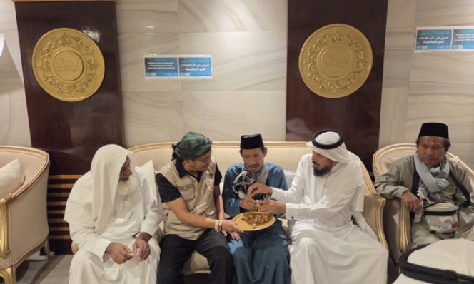 
					Saifuddin HM Abd Muin Saideng, imam masjid tunanetra asal Sinjai, berbincang dengan perwakilan Pemerintah Arab Saudi didampingi petugas haji Indonesia usai menerima penghormatan khusus di Tanah Suci di Hotel 608 Al-Hadaiq Al-Raqiah, Jarwal, Makkah, Rabu (13/5/2026) (Foto: Kanwil Kemenhaj Sulsel)