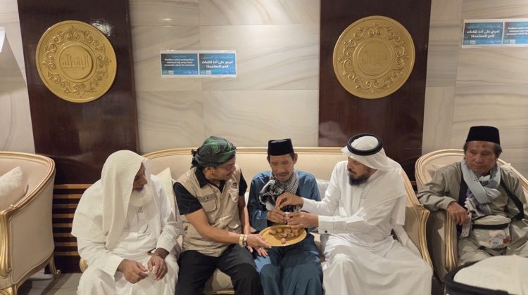 Saifuddin HM Abd Muin Saideng, imam masjid tunanetra asal Sinjai, berbincang dengan perwakilan Pemerintah Arab Saudi didampingi petugas haji Indonesia usai menerima penghormatan khusus di Tanah Suci di Hotel 608 Al-Hadaiq Al-Raqiah, Jarwal, Makkah, Rabu (13/5/2026) (Foto: Kanwil Kemenhaj Sulsel)