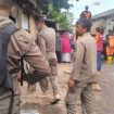 Petugas Kecamatan Panakkukang bersama Satpol PP membongkar lapak PKL yang berdiri di atas lahan fasum di kawasan Barawajah untuk mendukung perluasan akses jalan, Makassar, Jumat (15/5/2026) (Foto: Istimewa)