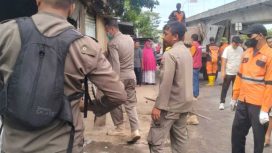 Petugas Kecamatan Panakkukang bersama Satpol PP membongkar lapak PKL yang berdiri di atas lahan fasum di kawasan Barawajah untuk mendukung perluasan akses jalan, Makassar, Jumat (15/5/2026) (Foto: Istimewa)