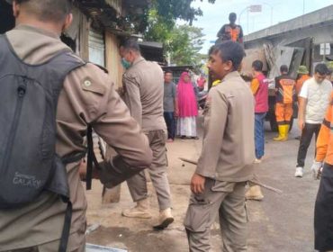 Petugas Kecamatan Panakkukang bersama Satpol PP membongkar lapak PKL yang berdiri di atas lahan fasum di kawasan Barawajah untuk mendukung perluasan akses jalan, Makassar, Jumat (15/5/2026) (Foto: Istimewa)