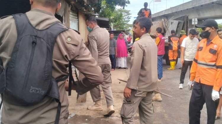 Petugas Kecamatan Panakkukang bersama Satpol PP membongkar lapak PKL yang berdiri di atas lahan fasum di kawasan Barawajah untuk mendukung perluasan akses jalan, Makassar, Jumat (15/5/2026) (Foto: Istimewa)