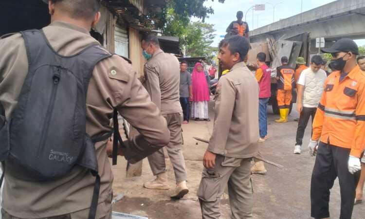 Pemkot Makassar Bongkar 16 Lapak PKL di Barawajah untuk Perluasan Jalan