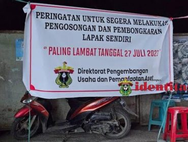 Spanduk peringatan pengosongan lapak terpasang di kawasan Pintu Nol Unhas Makassar, Sabtu (25/5/2026) (Foto: Istimewa)