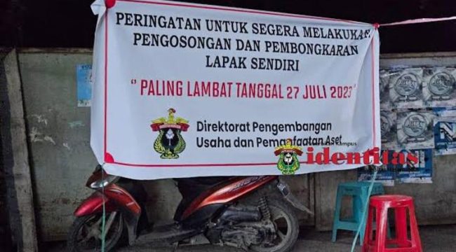 Spanduk peringatan pengosongan lapak terpasang di kawasan Pintu Nol Unhas Makassar, Sabtu (25/5/2026) (Foto: Istimewa)