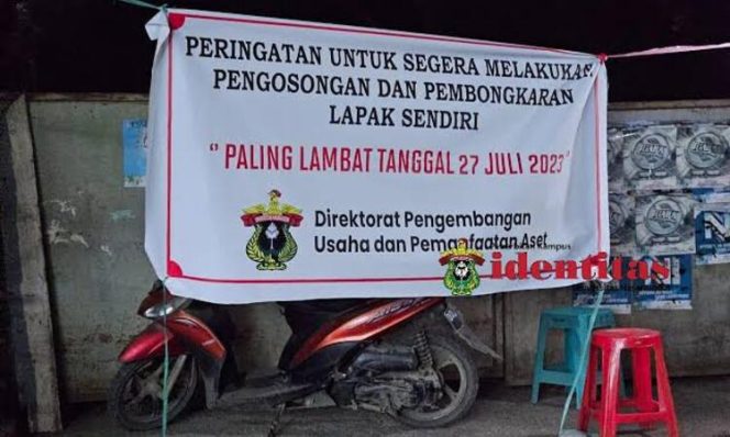 
					Spanduk peringatan pengosongan lapak terpasang di kawasan Pintu Nol Unhas Makassar, Sabtu (25/5/2026) (Foto: Istimewa)