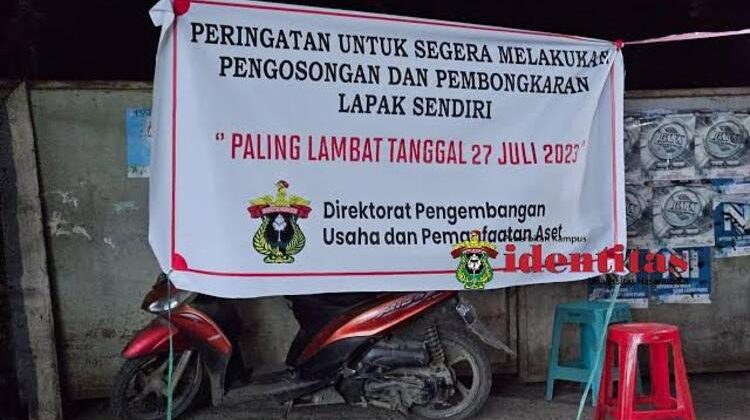 Spanduk peringatan pengosongan lapak terpasang di kawasan Pintu Nol Unhas Makassar, Sabtu (25/5/2026) (Foto: Istimewa)