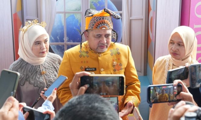 
					Wali Kota Munafri Arifuddin didampingi Wakil Wali Kota Aliyah Mustika Ilham dan Kepala Dinas Pendidikan Achi Soleman saat peluncuran SPMB 2026 berbasis aplikasi LONTARA+ di Lapangan Karebosi, Sabtu (2/5/2026) (Foto: Istimewa)