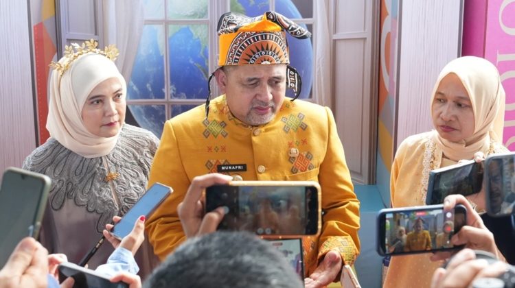 Wali Kota Munafri Arifuddin didampingi Wakil Wali Kota Aliyah Mustika Ilham dan Kepala Dinas Pendidikan Achi Soleman saat peluncuran SPMB 2026 berbasis aplikasi LONTARA+ di Lapangan Karebosi, Sabtu (2/5/2026) (Foto: Istimewa)