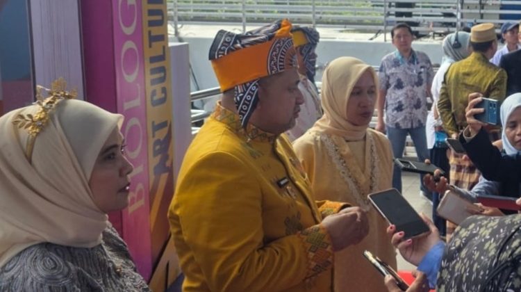 Wali Kota Makassar Munafri Arifuddin didampingi Wakil Wali Kota Aliyah Mustika Ilham dan Kepala Dinas Pendidikan Achi Soleman memberikan keterangan kepada awak media, Lapangan Karebosi, Makassar, Sabtu (2/5/2026) (Foto: Istimewa)