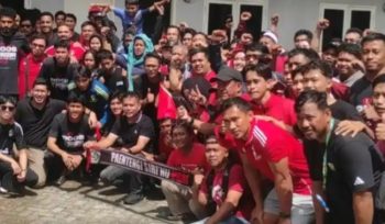 PSM Makassar vs Bhayangkara FC Tanpa Penonton, Suporter Beri Patonro dan Badik Simbol Perang ke Pelatih