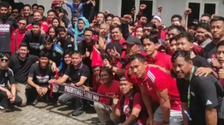 Suporter PSM Makassar membakar semangat pemain dengan nyanyian dan atribut merah jelang laga melawan Bhayangkara FC tanpa penonton, Makassar, Minggu (3/5/2026) (Foto: Istimewa)