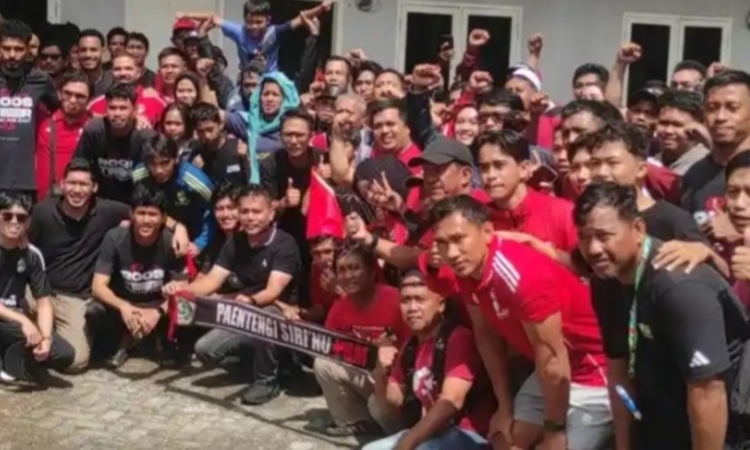 PSM Makassar vs Bhayangkara FC Tanpa Penonton, Suporter Beri Patonro dan Badik Simbol Perang ke Pelatih