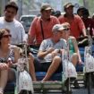 Wisatawan mancanegara menikmati suasana kota dengan menaiki becak, mencerminkan daya tarik budaya lokal Indonesia. BPS mencatat 1,09 juta wisman masuk Maret 2026, Jakarta, (04/5/2026) (Foto: Istimewa)