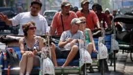 Wisatawan mancanegara menikmati suasana kota dengan menaiki becak, mencerminkan daya tarik budaya lokal Indonesia. BPS mencatat 1,09 juta wisman masuk Maret 2026, Jakarta, (04/5/2026) (Foto: Istimewa)