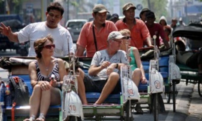 
					Wisatawan mancanegara menikmati suasana kota dengan menaiki becak, mencerminkan daya tarik budaya lokal Indonesia. BPS mencatat 1,09 juta wisman masuk Maret 2026, Jakarta, (04/5/2026) (Foto: Istimewa)