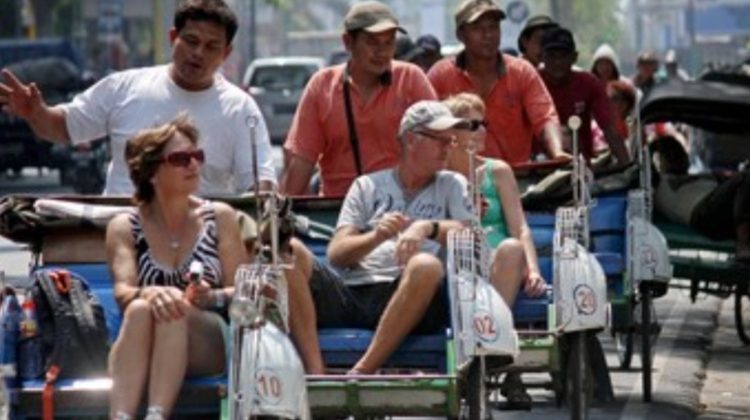 Wisatawan mancanegara menikmati suasana kota dengan menaiki becak, mencerminkan daya tarik budaya lokal Indonesia. BPS mencatat 1,09 juta wisman masuk Maret 2026, Jakarta, (04/5/2026) (Foto: Istimewa)