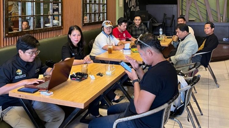 Suasana rapat kerja MAKI Sulsel membahas strategi sosialisasi P4GN di Kecamatan Tamalate bersama pengurus dan mitra terkait, berlangsung di Coffee Daun, Makassar, Rabu (6/5/2026) (Foto: Istimewa)