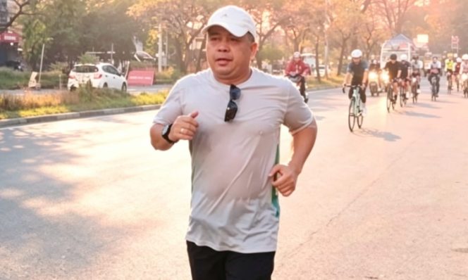 
					Ketua BPD PHRI Sulsel, Anggiat Sinaga, ikut berlari bersama peserta pada gelaran Makassar Half Marathon yang dinilai mampu mendongkrak okupansi hotel dan ekonomi Kota Makassar. Makassar, Jumat (8/5/2026) (Foto: Istimewa)