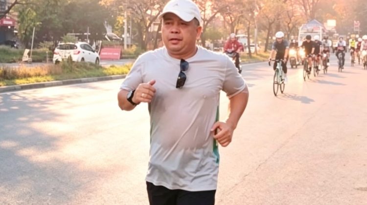 Ketua BPD PHRI Sulsel, Anggiat Sinaga, ikut berlari bersama peserta pada gelaran Makassar Half Marathon yang dinilai mampu mendongkrak okupansi hotel dan ekonomi Kota Makassar. Makassar, Jumat (8/5/2026) (Foto: Istimewa)