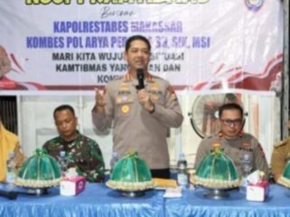 Kapolrestabes Makassar Kombes Pol Arya Perdana menjelaskan pentingnya peran orang tua dan masyarakat dalam mencegah anak terlibat geng motor saat kegiatan Ngopi Kamtibmas bersama warga. Makassar, Senin (11/5/2026) (Foto: Istimewa)