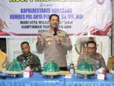 Kapolrestabes Makassar Kombes Pol Arya Perdana menjelaskan pentingnya peran orang tua dan masyarakat dalam mencegah anak terlibat geng motor saat kegiatan Ngopi Kamtibmas bersama warga. Makassar, Senin (11/5/2026) (Foto: Istimewa)