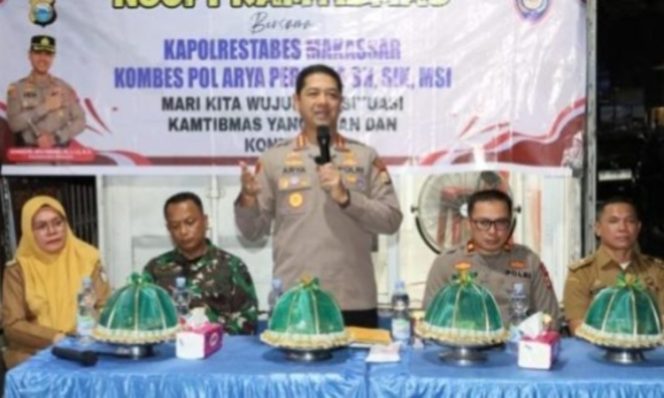
					Kapolrestabes Makassar Kombes Pol Arya Perdana menjelaskan pentingnya peran orang tua dan masyarakat dalam mencegah anak terlibat geng motor saat kegiatan Ngopi Kamtibmas bersama warga. Makassar, Senin (11/5/2026) (Foto: Istimewa)