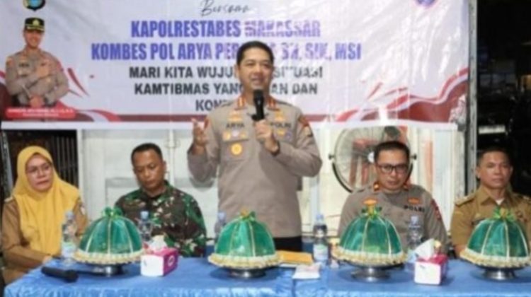 Kapolrestabes Makassar Kombes Pol Arya Perdana menjelaskan pentingnya peran orang tua dan masyarakat dalam mencegah anak terlibat geng motor saat kegiatan Ngopi Kamtibmas bersama warga. Makassar, Senin (11/5/2026) (Foto: Istimewa)
