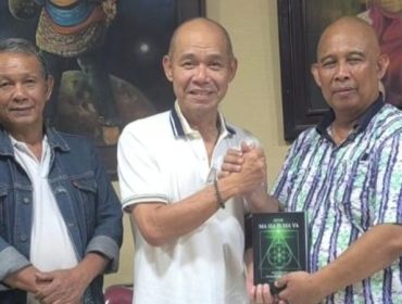 Jacob Ereste (tengah) saat mengikuti diskusi rutin GMRI membahas peluncuran “Kitab MA HA IS MA YA” dan diplomasi spiritual global bersama sejumlah tokoh dan sahabat GMRI salam keterangannya di Pecenongan, Jakarta Pusat, Kamis (14/5/2026) (Foto: Istimewa)