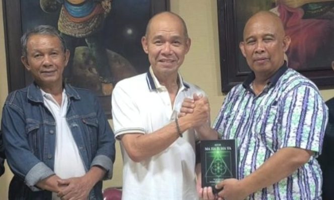 
					Jacob Ereste (tengah) saat mengikuti diskusi rutin GMRI membahas peluncuran “Kitab MA HA IS MA YA” dan diplomasi spiritual global bersama sejumlah tokoh dan sahabat GMRI salam keterangannya di Pecenongan, Jakarta Pusat, Kamis (14/5/2026) (Foto: Istimewa)