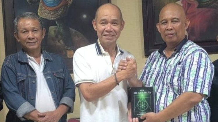 Jacob Ereste (tengah) saat mengikuti diskusi rutin GMRI membahas peluncuran “Kitab MA HA IS MA YA” dan diplomasi spiritual global bersama sejumlah tokoh dan sahabat GMRI salam keterangannya di Pecenongan, Jakarta Pusat, Kamis (14/5/2026) (Foto: Istimewa)
