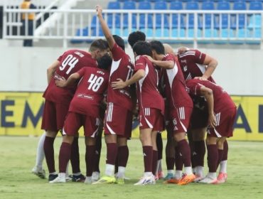 Pemain PSM Makassar dan Persib Bandung berdoa bersama sebelum pertandingan Super League 2025/2026 dimulai di Stadion BJ Habibie, Parepare, Sulawesi Selatan, Momen ini menjadi simbol harapan Juku Eja mengembalikan magis kandang yang mulai memudar musim ini, Mnggu (17/5/2026) (Foto: Istimewa)