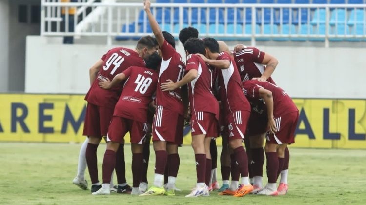 Pemain PSM Makassar dan Persib Bandung berdoa bersama sebelum pertandingan Super League 2025/2026 dimulai di Stadion BJ Habibie, Parepare, Sulawesi Selatan, Momen ini menjadi simbol harapan Juku Eja mengembalikan magis kandang yang mulai memudar musim ini, Mnggu (17/5/2026) (Foto: Istimewa)