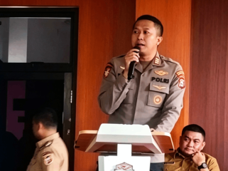 Kapolsek Mamajang AKP Tri Husada Wahyu Andromeda, S.T., saat memberikan sambutan dalam kegiatan Sosialisasi P4GN Tingkat Kota Makassar Tahun 2026 di Aula Kantor Camat Mamajang, Makassar, Senin (25/5/2026) (Foto: Arya)
