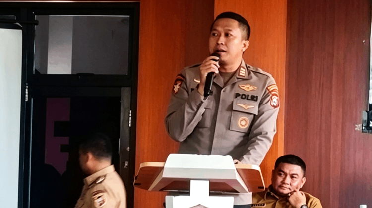 Kapolsek Mamajang AKP Tri Husada Wahyu Andromeda, S.T., saat memberikan sambutan dalam kegiatan Sosialisasi P4GN Tingkat Kota Makassar Tahun 2026 di Aula Kantor Camat Mamajang, Makassar, Senin (25/5/2026) (Foto: Arya)