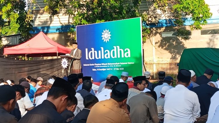 Profesor Budu menyampaikan khutbah Idul Adha 1447 H bertajuk “Ismail Muda dan Tarbiah Keluarga Ibrahim” di hadapan jamaah shalat Idul Adha berlangsung di Gedung Pusat Dakwah Muhammadiyah Sulsel, Makassar, Rabu (27/5/2026) (Foto: Arya)