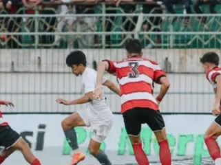 Pemain Madura United berusaha merebut bola dari penggawa PSM Makassar dalam laga penentuan yang memastikan Madura United aman dari degradasi pada klasemen akhir Super League 2026 di Stadion Gelora Bangkalan, Madura, Sabtu (23/5/2026) (Foto: Istimewa)