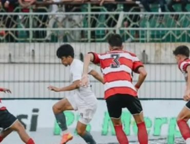 Pemain Madura United berusaha merebut bola dari penggawa PSM Makassar dalam laga penentuan yang memastikan Madura United aman dari degradasi pada klasemen akhir Super League 2026 di Stadion Gelora Bangkalan, Madura, Sabtu (23/5/2026) (Foto: Istimewa)