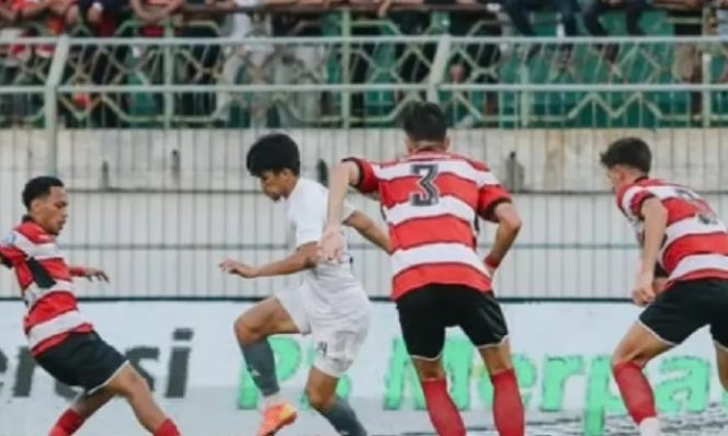 
					Pemain Madura United berusaha merebut bola dari penggawa PSM Makassar dalam laga penentuan yang memastikan Madura United aman dari degradasi pada klasemen akhir Super League 2026 di Stadion Gelora Bangkalan, Madura, Sabtu (23/5/2026) (Foto: Istimewa)
