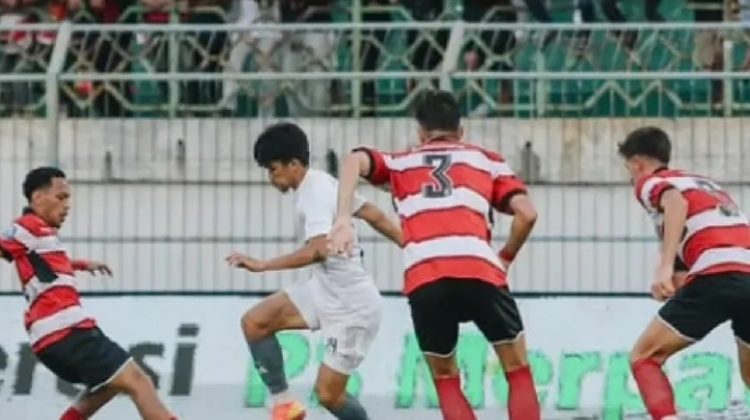 Pemain Madura United berusaha merebut bola dari penggawa PSM Makassar dalam laga penentuan yang memastikan Madura United aman dari degradasi pada klasemen akhir Super League 2026 di Stadion Gelora Bangkalan, Madura, Sabtu (23/5/2026) (Foto: Istimewa)