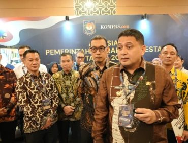 Wali Kota Makassar Munafri Arifuddin didampingi jajaran Pemerintah Kota Makassar memberikan keterangan kepada awak media usai menerima penghargaan Terbaik I Kategori Creative Financing Regional Sulawesi Tahun 2026 dari Kementerian Dalam Negeri (Kemendagri). Kendari, Sulawesi Tenggara, Jumat (29/5/2026) (Foto: Istimewa)
