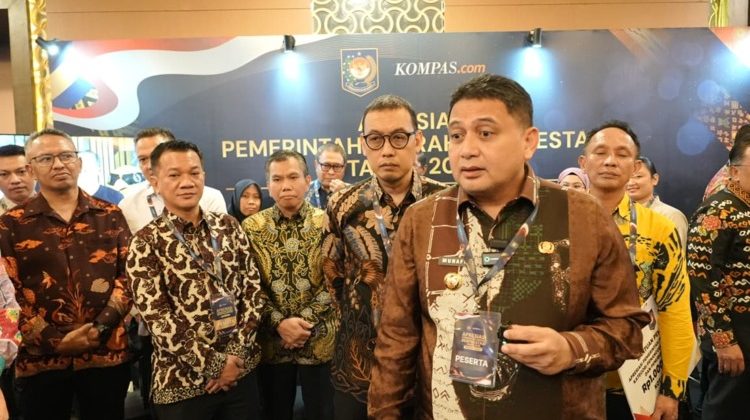 Wali Kota Makassar Munafri Arifuddin didampingi jajaran Pemerintah Kota Makassar memberikan keterangan kepada awak media usai menerima penghargaan Terbaik I Kategori Creative Financing Regional Sulawesi Tahun 2026 dari Kementerian Dalam Negeri (Kemendagri). Kendari, Sulawesi Tenggara, Jumat (29/5/2026) (Foto: Istimewa)