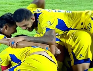 Para pemain Persib Bandung merayakan gol injury time Julio Cesar ke gawang PSM Makassar pada laga Super League 2025/2026 di Stadion BJ Habibie, Parepare, Sulawesi Selatan, Minggu (17/5/2026) (Foto: Istimewa)