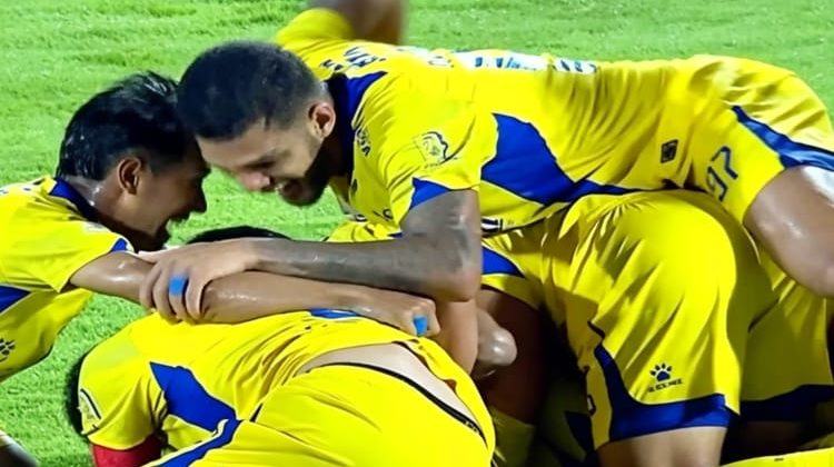 Para pemain Persib Bandung merayakan gol injury time Julio Cesar ke gawang PSM Makassar pada laga Super League 2025/2026 di Stadion BJ Habibie, Parepare, Sulawesi Selatan, Minggu (17/5/2026) (Foto: Istimewa)