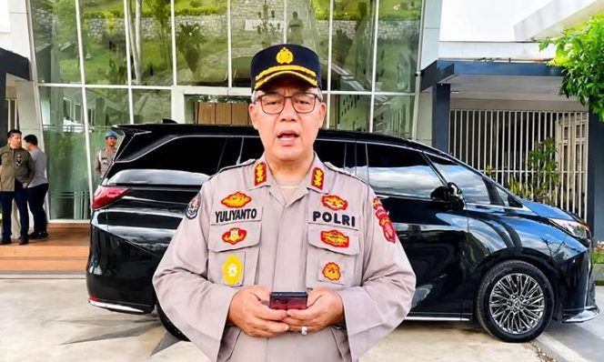 
					Kabid Humas Polda Kalimantan Timur Kombes Pol Yuliyanto S.I.K., M.Sc. memberikan keterangan pers terkait putusan sidang etik Polres Kutai Barat yang menjatuhkan sanksi PTDH kepada AKP Deky di Mapolda Kaltim, Senin (18/05/2026) (Foto: Istimewa)