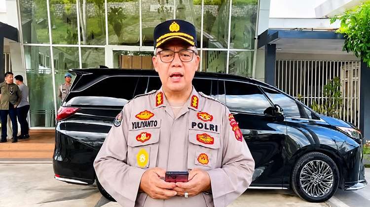 Kabid Humas Polda Kalimantan Timur Kombes Pol Yuliyanto S.I.K., M.Sc. memberikan keterangan pers terkait putusan sidang etik Polres Kutai Barat yang menjatuhkan sanksi PTDH kepada AKP Deky di Mapolda Kaltim, Senin (18/05/2026) (Foto: Istimewa)