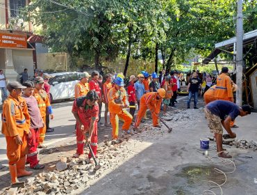 Petugas Satpol PP bersama tim gabungan membongkar konstruksi dan pondasi PKL yang berdiri di atas fasilitas umum dalam kegiatan penertiban di Kecamatan Mamajang. Jalan Tupai, Kecamatan Mamajang, Kota Makassar, Jumat (12/6/2026) (Foto: Istimewa)