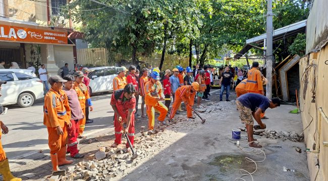 Petugas Satpol PP bersama tim gabungan membongkar konstruksi dan pondasi PKL yang berdiri di atas fasilitas umum dalam kegiatan penertiban di Kecamatan Mamajang. Jalan Tupai, Kecamatan Mamajang, Kota Makassar, Jumat (12/6/2026) (Foto: Istimewa)