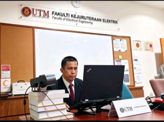 Sofyan ST MT memaparkan hasil disertasinya tentang pengaruh harmonik Solar Photovoltaic terhadap kestabilan tegangan jaringan distribusi saat menjalani ujian doktoral di hadapan tim pembimbing dan penguji di University Teknologi Malaysia (UTM). Johor Bahru, Malaysia, Jumat (12/6/2026) (Foto: Humas)