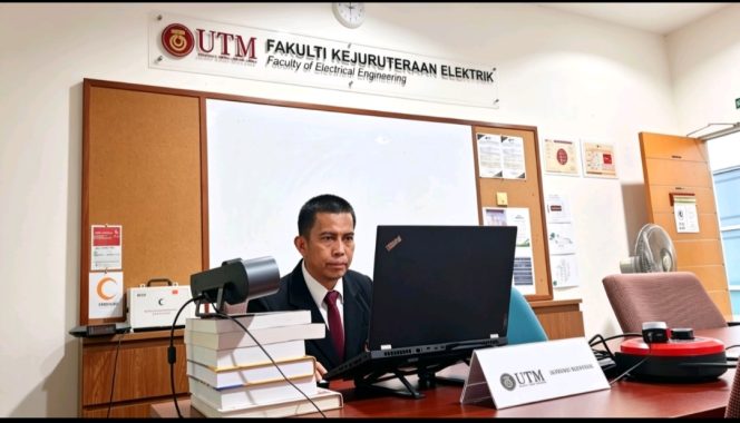 
					Sofyan ST MT memaparkan hasil disertasinya tentang pengaruh harmonik Solar Photovoltaic terhadap kestabilan tegangan jaringan distribusi saat menjalani ujian doktoral di hadapan tim pembimbing dan penguji di University Teknologi Malaysia (UTM). Johor Bahru, Malaysia, Jumat (12/6/2026) (Foto: Humas)